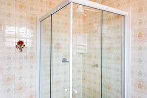 Shower, bidet, towels, soap - Apartment in downtown Búzios | 2 bedrooms | Air conditioning (Armação dos Búzios)