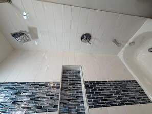 Serviettes fournies, papier de toilette