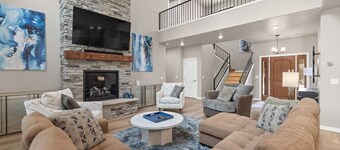 The Northern Peaks Retreat! Hot Tub! Views!