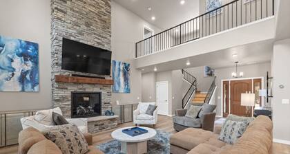 The Northern Peaks Retreat! Hot Tub! Views!