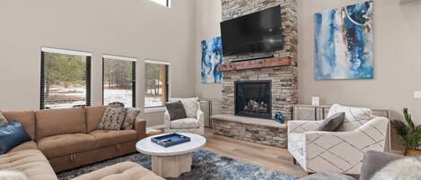 Una televisión, una chimenea