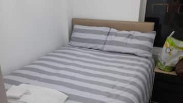 2 bedrooms, desk, WiFi, bed sheets