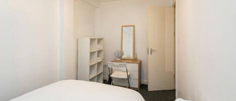 2 chambres, bureau, Wi-Fi, literie fournie