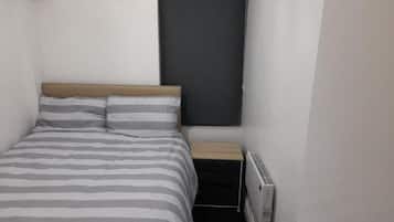 2 bedrooms, desk, WiFi, bed sheets