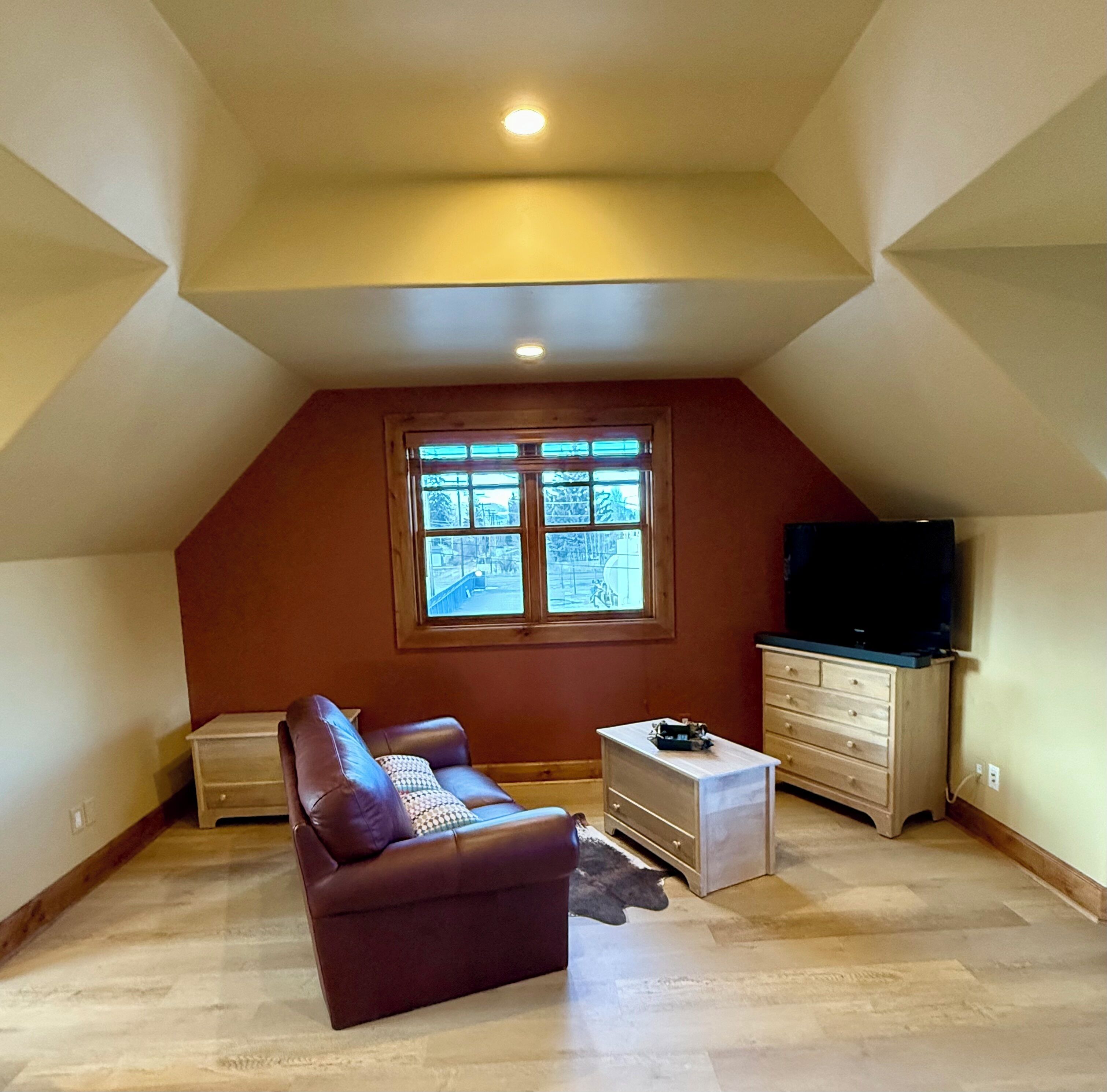 Smart TV, books, stereo