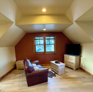 Televisor intel·ligent, llibres i estèreo 