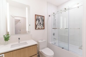 Bathroom - That 70s Chalet (Revelstoke)