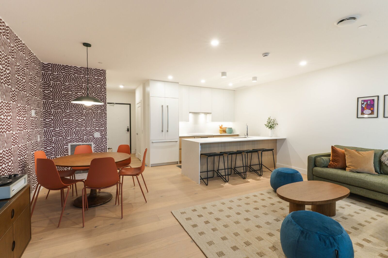 Condo de diseñador, vista a la montaña | Interior