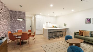 Condo de diseñador, vista a la montaña | Interior