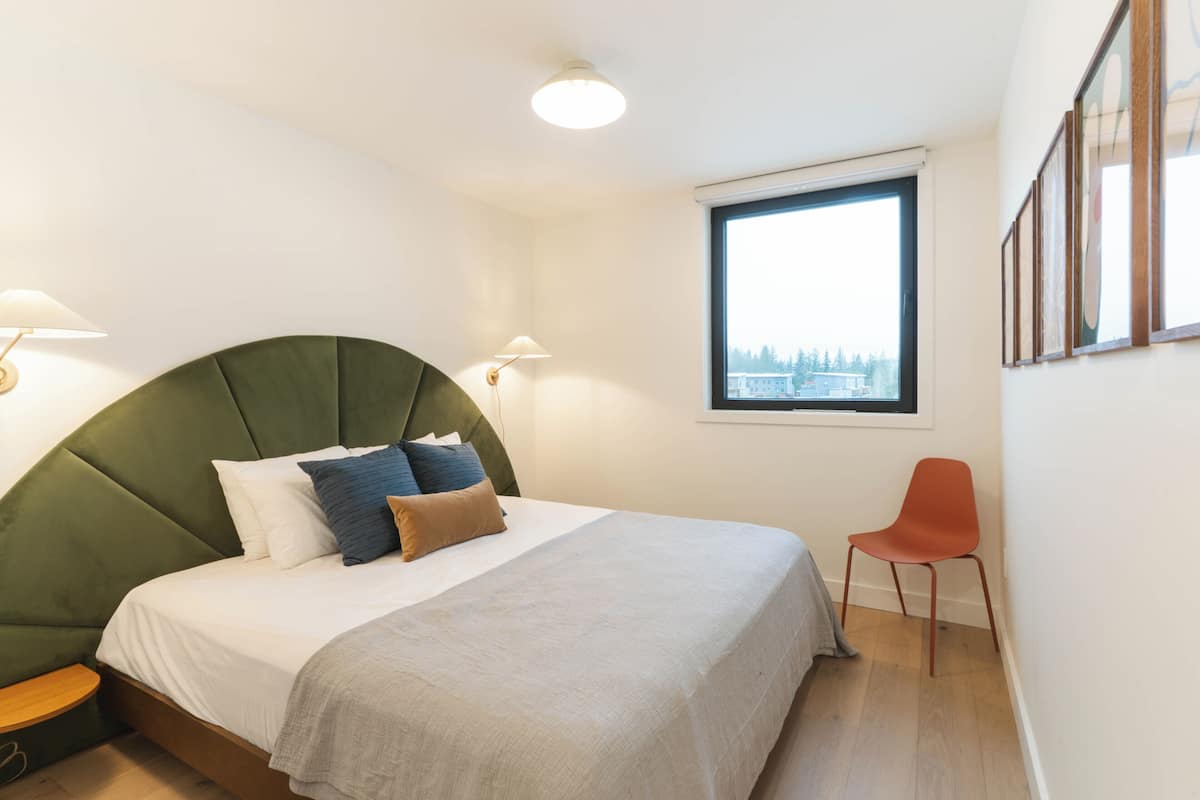 Condo có thiết kế đặc sắc, quang cảnh núi | Bàn, khu vực làm việc phù hợp cho laptop