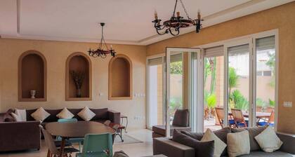 Spacious 3 bedroom, 2 bathroom, villa with Tropical Garden and Large Pool