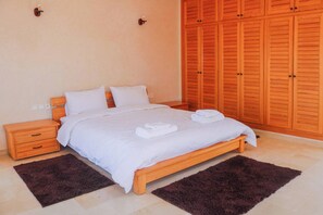 3 chambres, lit de bébé portatif, Wi-Fi, literie fournie