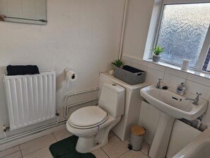 ヘアドライヤー、タオル、トイレットペーパー