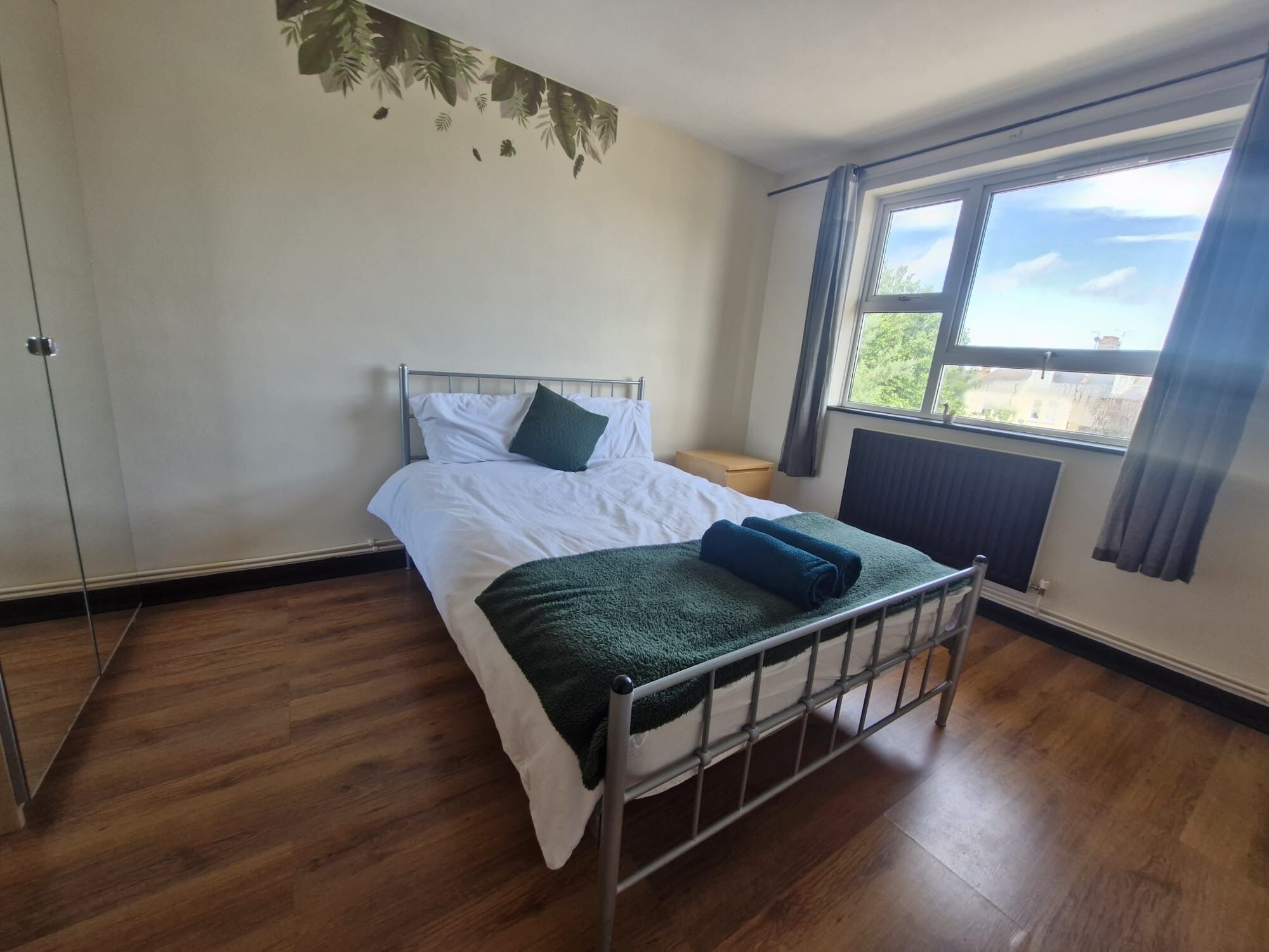 2 habitaciones, tabla de planchar con plancha, wifi y ropa de cama 