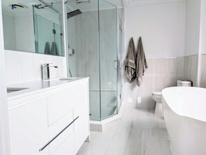 Dusche, Handtücher, Seife, Toilettenpapier