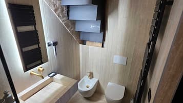 Doccia, vasca idromassaggio, asciugacapelli, bidet