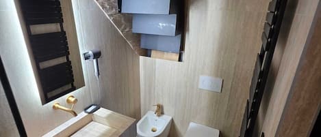 Douche, baignoire Ă jets, sĂšche-cheveux, bidet