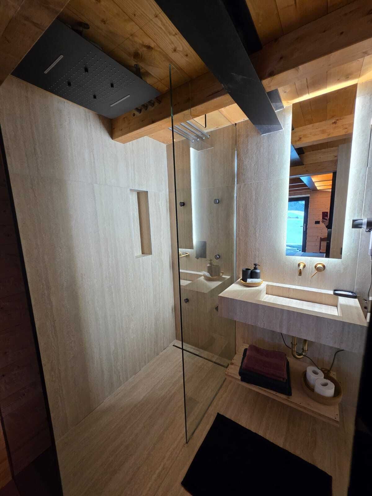 Doccia, vasca idromassaggio, asciugacapelli, bidet
