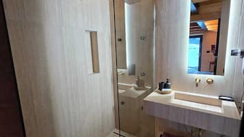 Doccia, vasca idromassaggio, asciugacapelli, bidet