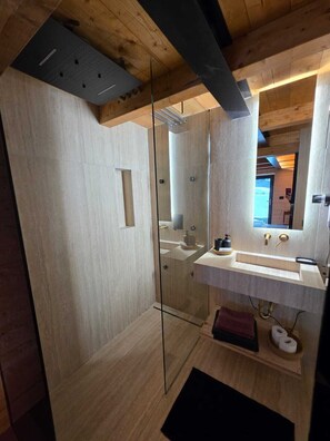 Shower, jetted tub, hair dryer, bidet - Muranche loft S1, fined and elegant apartment with Jacuzzi (Pâquier)