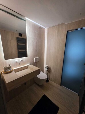 Douche, baignoire à jets, sèche-cheveux, bidet