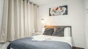 3 bedrooms, desk, iron/ironing board, WiFi - Family home for six with free parking and ethernet connection (Greater Manchester)