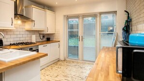 Fridge, microwave, oven, stovetop - Family home for six with free parking and ethernet connection (Greater Manchester)