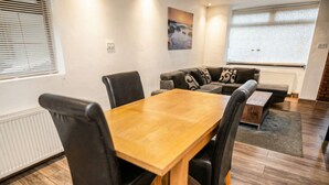 Dining - Family home for six with free parking and ethernet connection (Greater Manchester)
