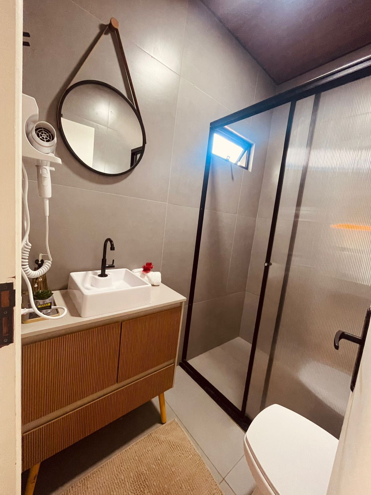 シャワー、ヘアドライヤー、タオル、石鹸