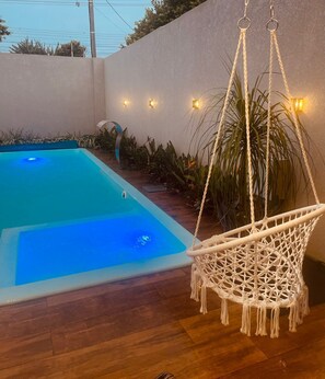 Una piscina al aire libre