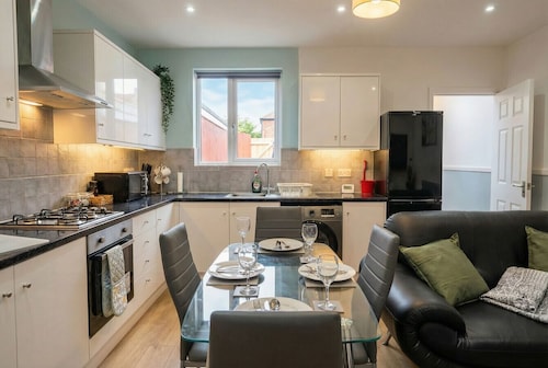 Two-bedroom base with wifi, Ethernet and easy access