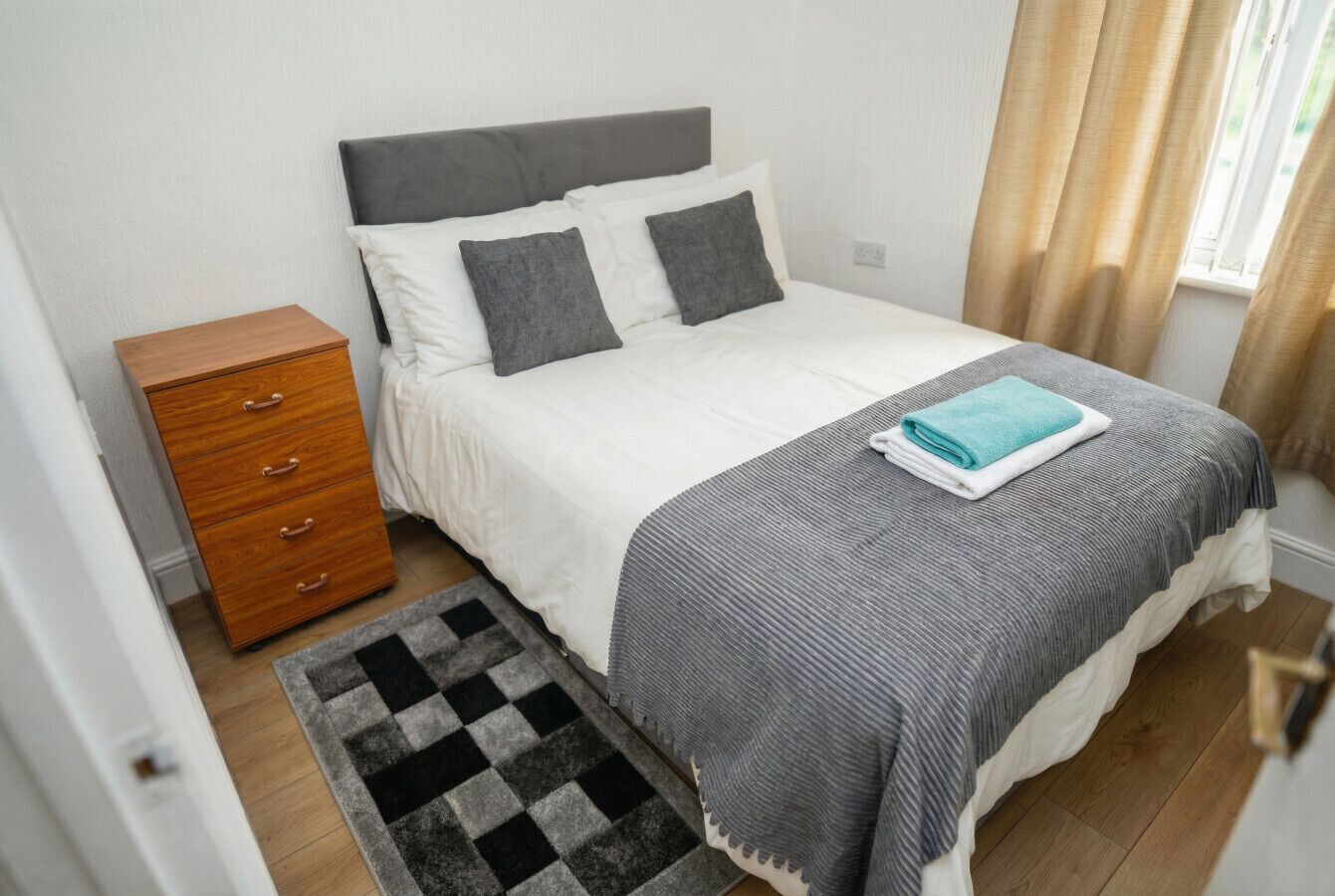 2 habitaciones, escritorio, wifi y ropa de cama 