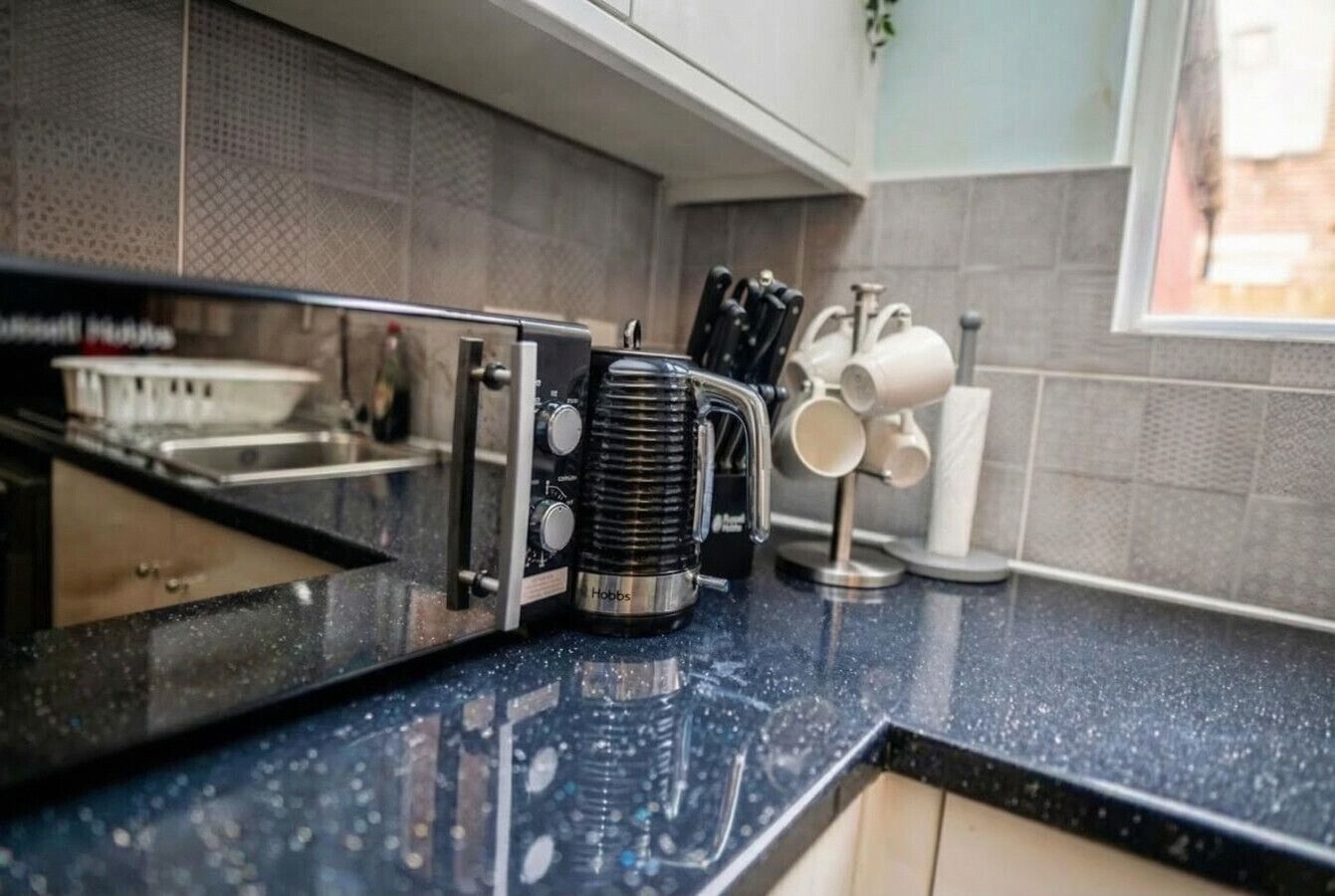 Réfrigérateur, four à micro-ondes, un four, surface de cuisson