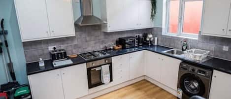 Réfrigérateur, four à micro-ondes, un four, surface de cuisson