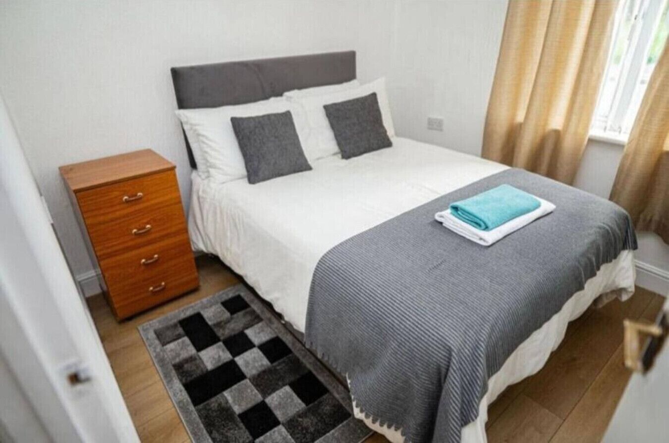 2 bedrooms, desk, WiFi, bed sheets