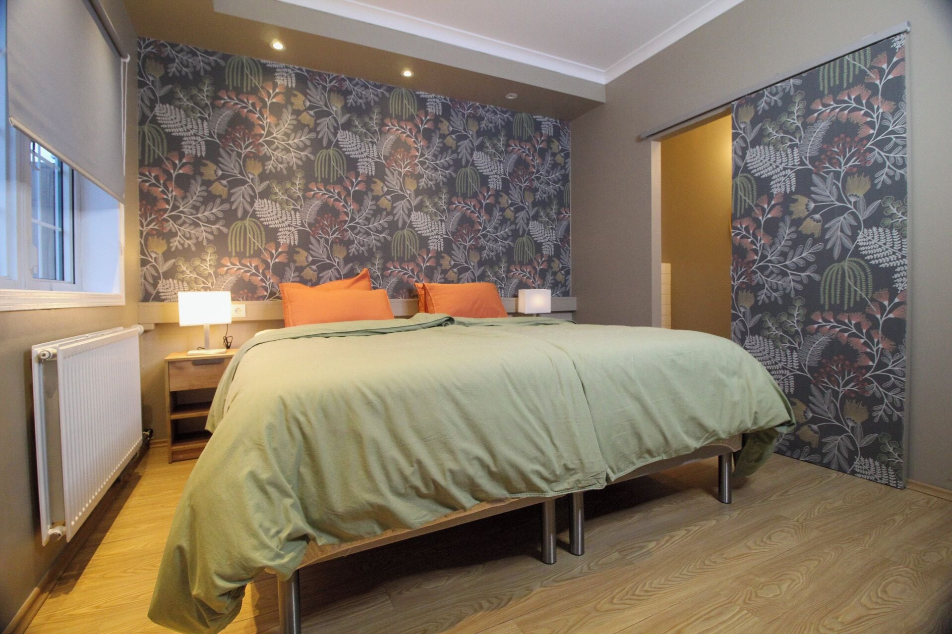 Dobbeltrom – comfort, hageutsikt | Allergitestet sengetøy, skrivebord for bærbar PC og blendingsgardiner