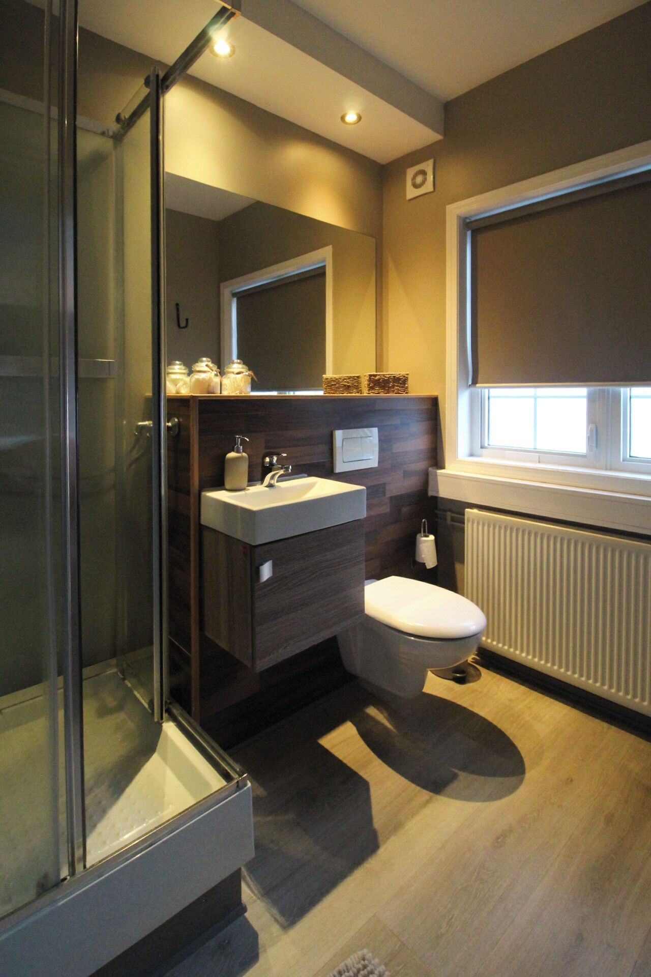 Deluxe driepersoonskamer, uitzicht op stad | Badkamer | Badjassen, handdoeken, zeep, shampoo