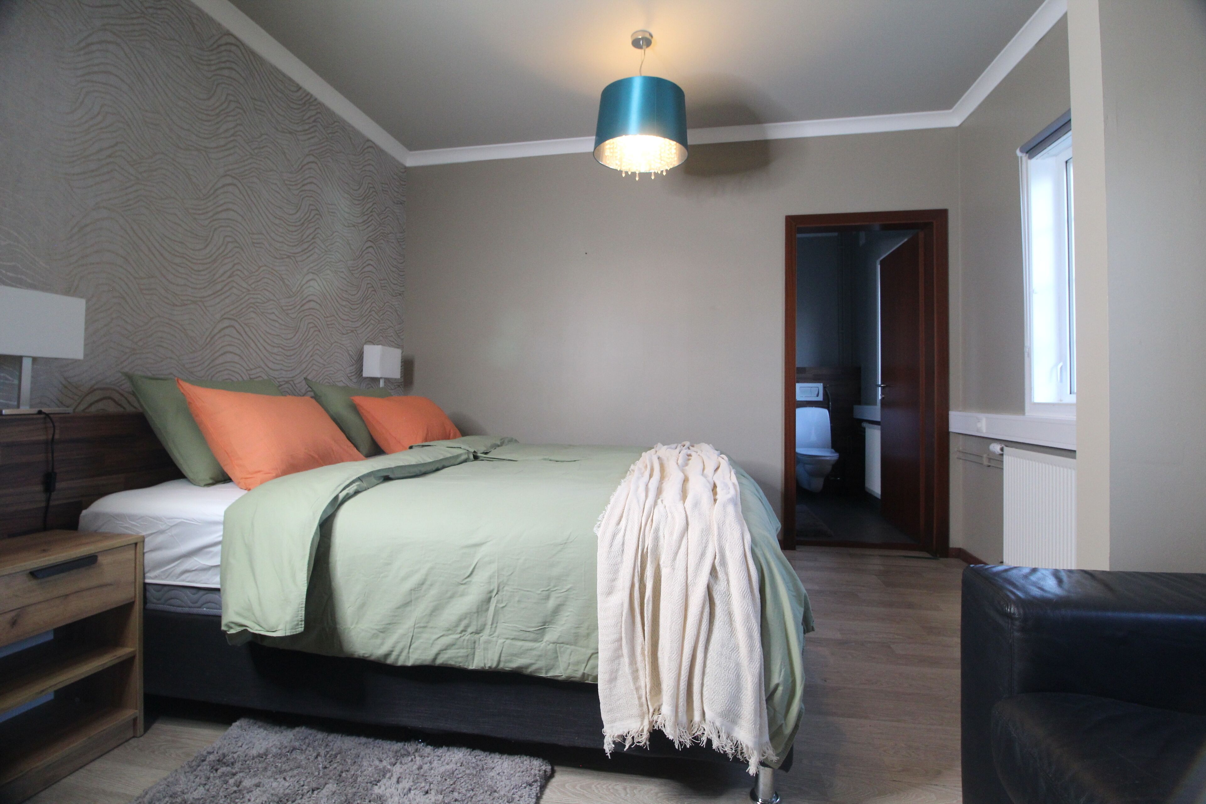 Ropa de cama hipoalergénica y escritorio 