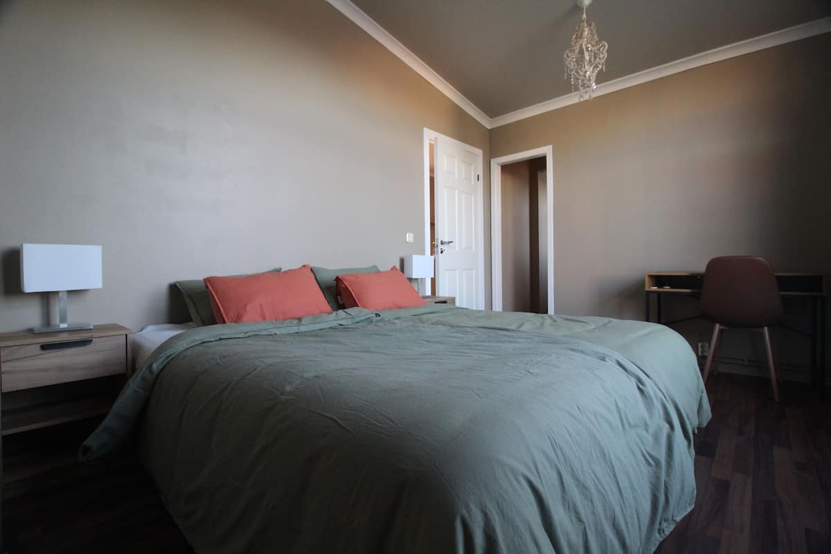 Ropa de cama hipoalergénica y escritorio