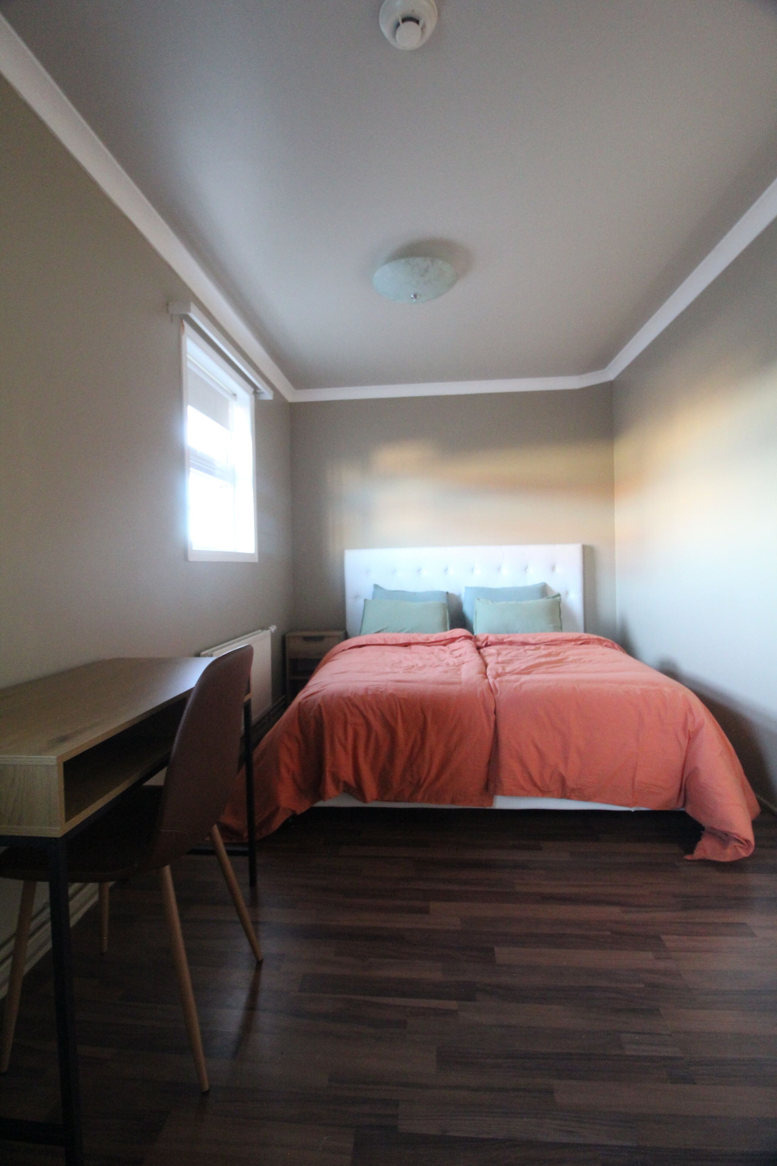 Ropa de cama hipoalergénica y escritorio 