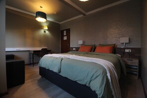 Comfort Double Room | Hypo-allergenic bedding, desk, laptop workspace, blackout curtains - Nupan Deluxe  (Keflavík)