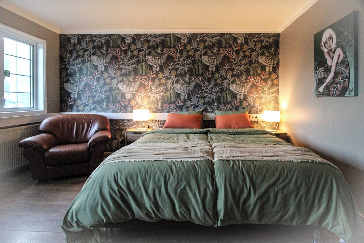 Deluxe-herbergi fyrir þrjá - borgarsýn | Rúmföt af bestu gerð, skrifborð, vinnuaðstaða fyrir fartölvur