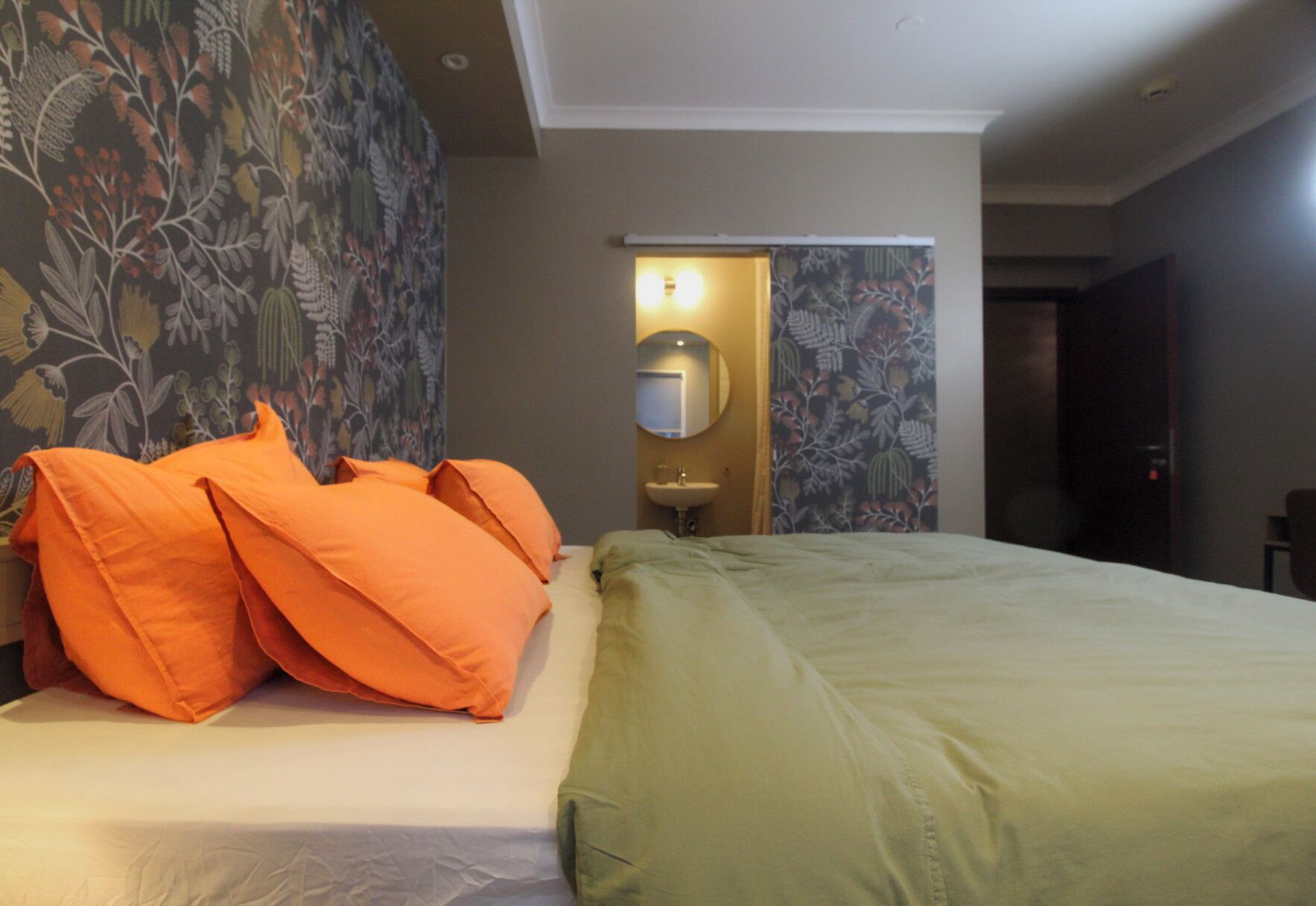 Ropa de cama hipoalergénica y escritorio 