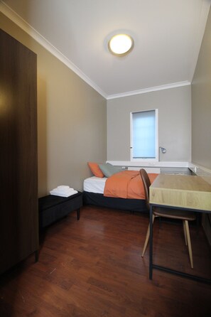 Ropa de cama hipoalergénica y escritorio