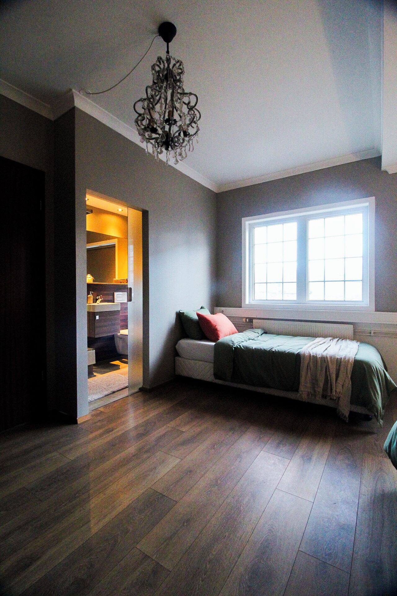 Chambre Triple Deluxe, vue ville | Literie hypoallergénique, bureau