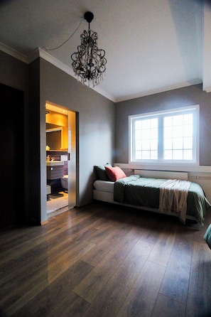 Hypo-allergenic bedding, desk, laptop workspace, blackout curtains - Nupan Deluxe  (Keflavík)