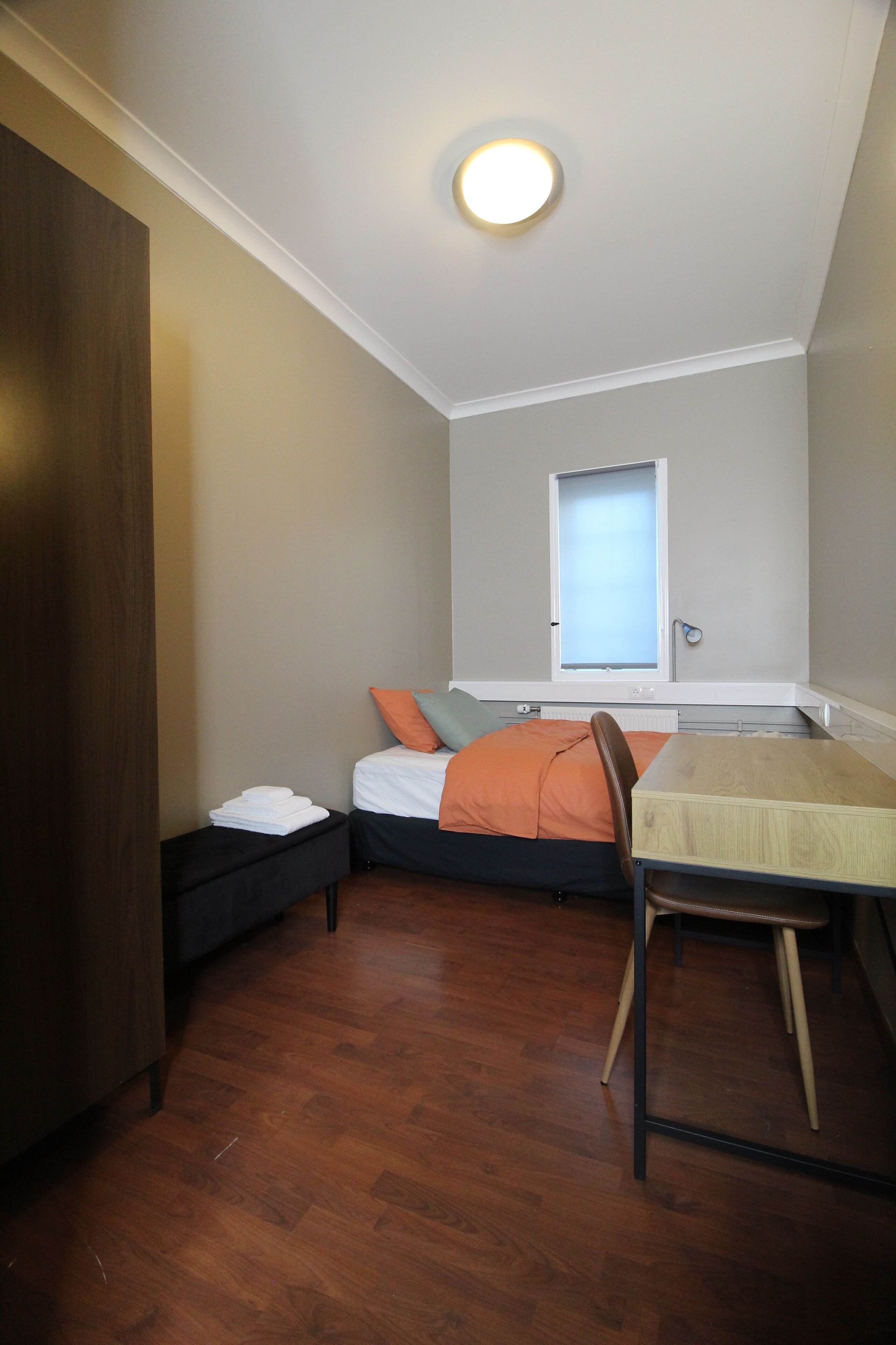 Allergitestet sengetøy, skrivebord for bærbar PC og blendingsgardiner