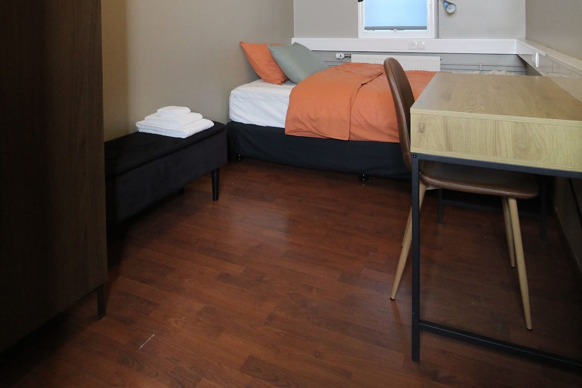 Allergitestet sengetøy, skrivebord for bærbar PC og blendingsgardiner