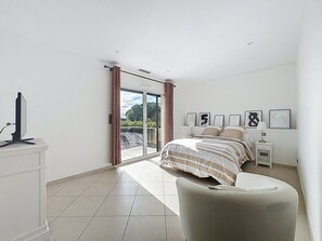 4 chambres, bureau, fer et planche à repasser, accès Internet