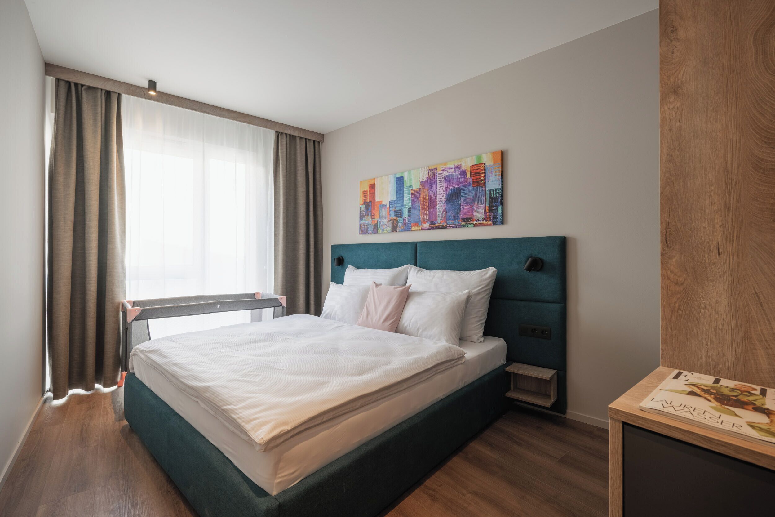 Select Comfort-bedden, een bureau, een laptopwerkplek